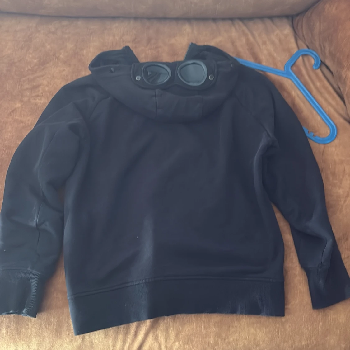 Svart hoodie med glasögon från C.P. Company - 1