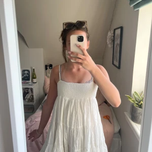 Vit kort  klänning zara volang - Super söt vit sommar klänning från Zara. 