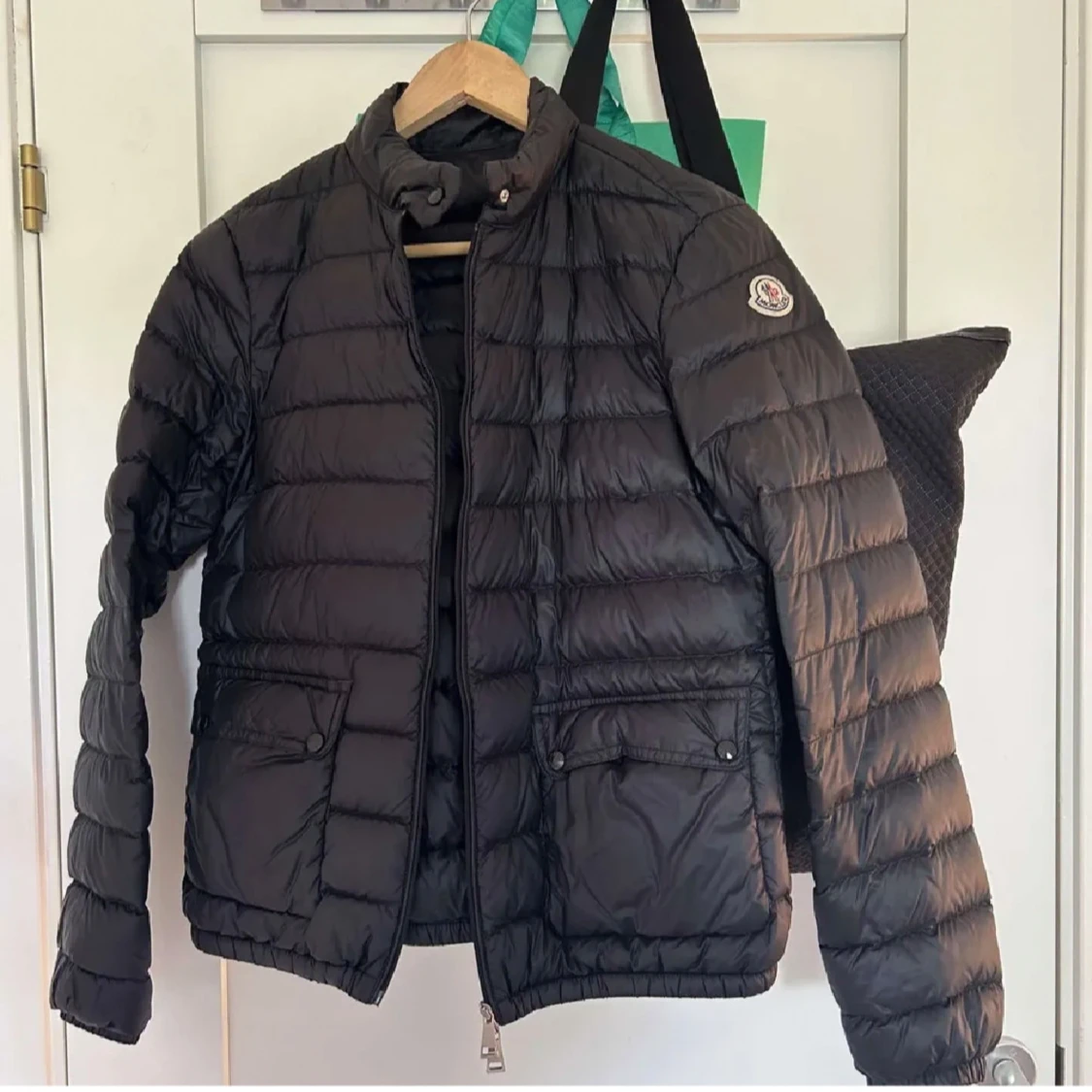 Svart dunjacka från Moncler