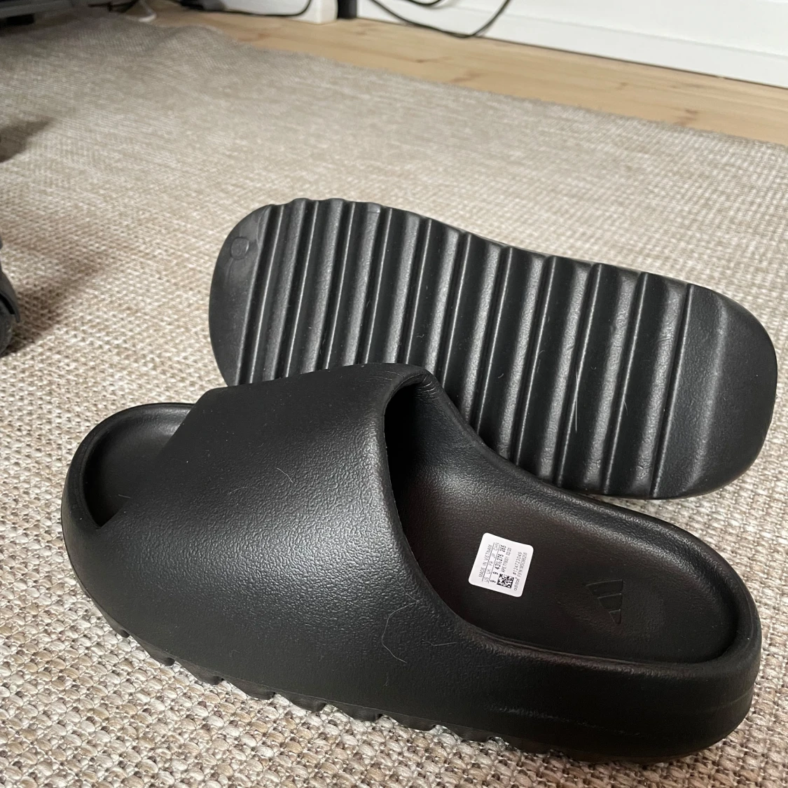 Svarta yeezy slides från Adidas - 1