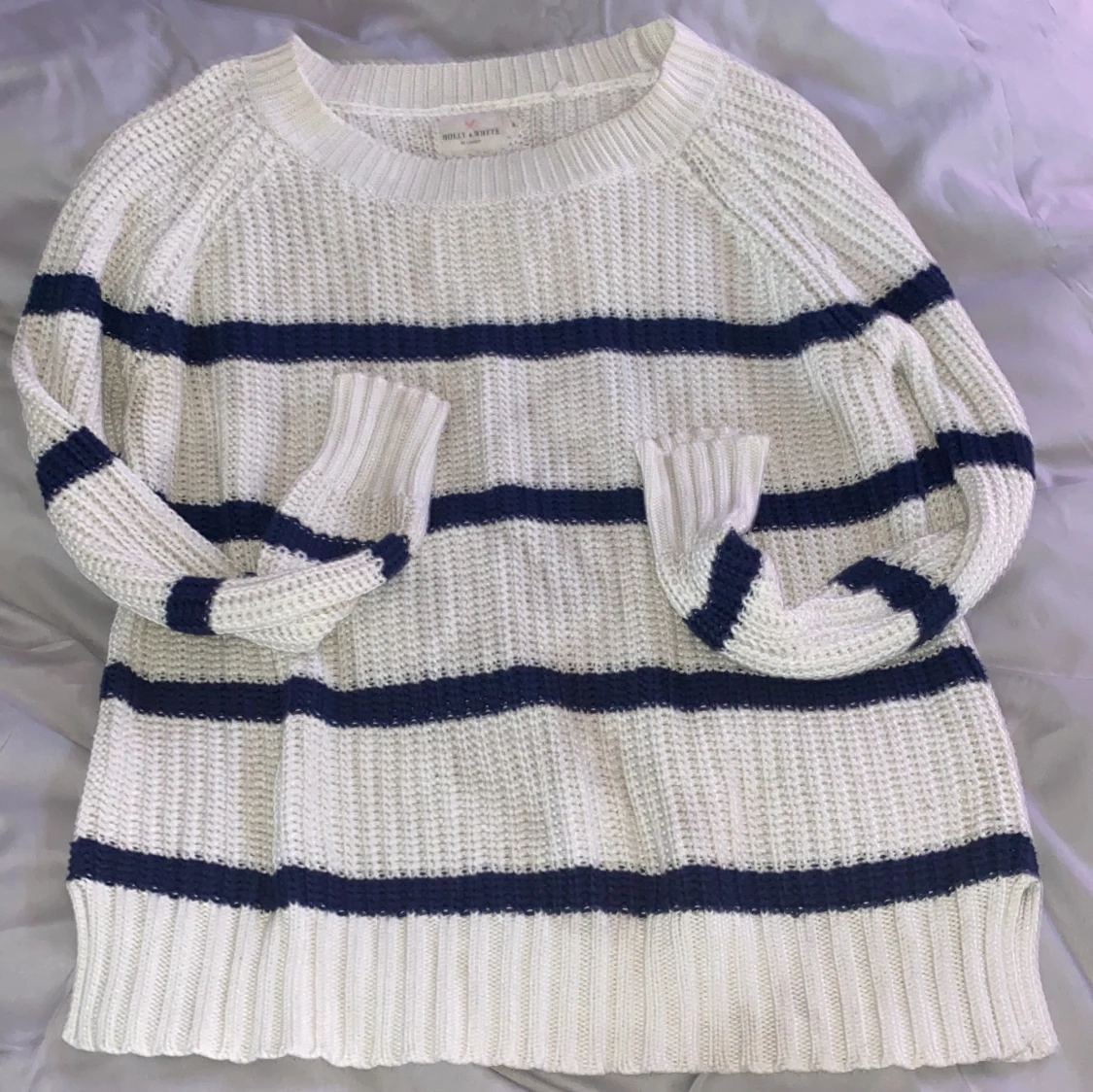 Vit och marinblå randig stickad tröja