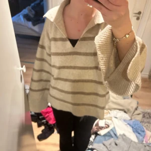 Beige tröja - En stor tröja, perfekt till sommaren med en kjol😍