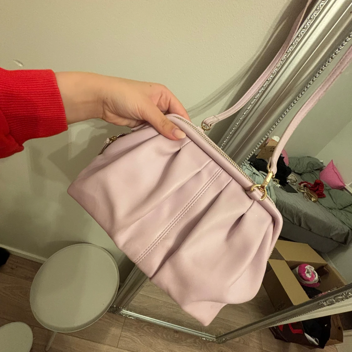 Ljusrosa axelväska med gulddetaljer - 1