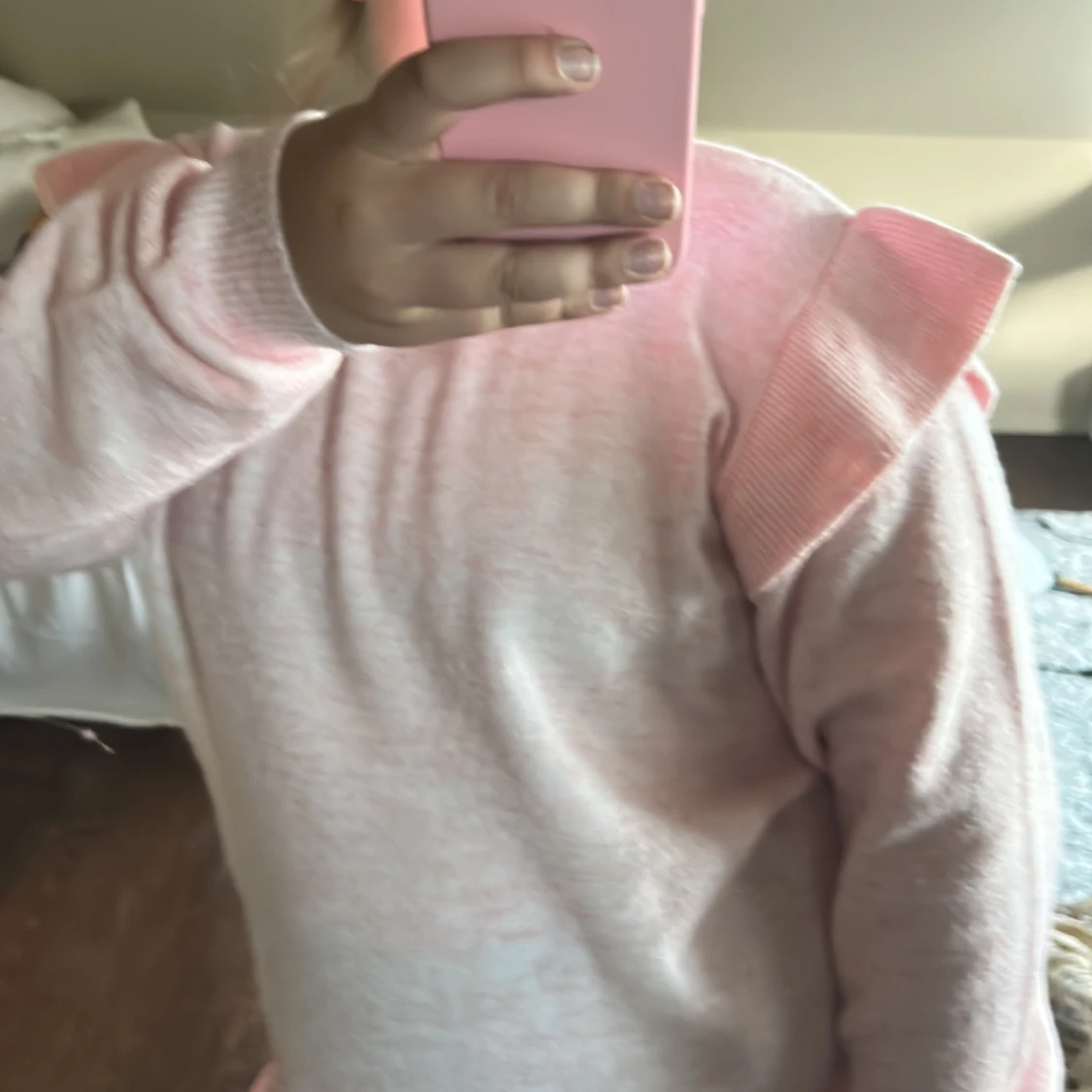 Ljusrosa stickad tröja med volangdetaljer - 2