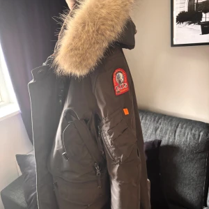  parkajacka med päls  - Storlek small som ny kanppt använd kvitto finns 
