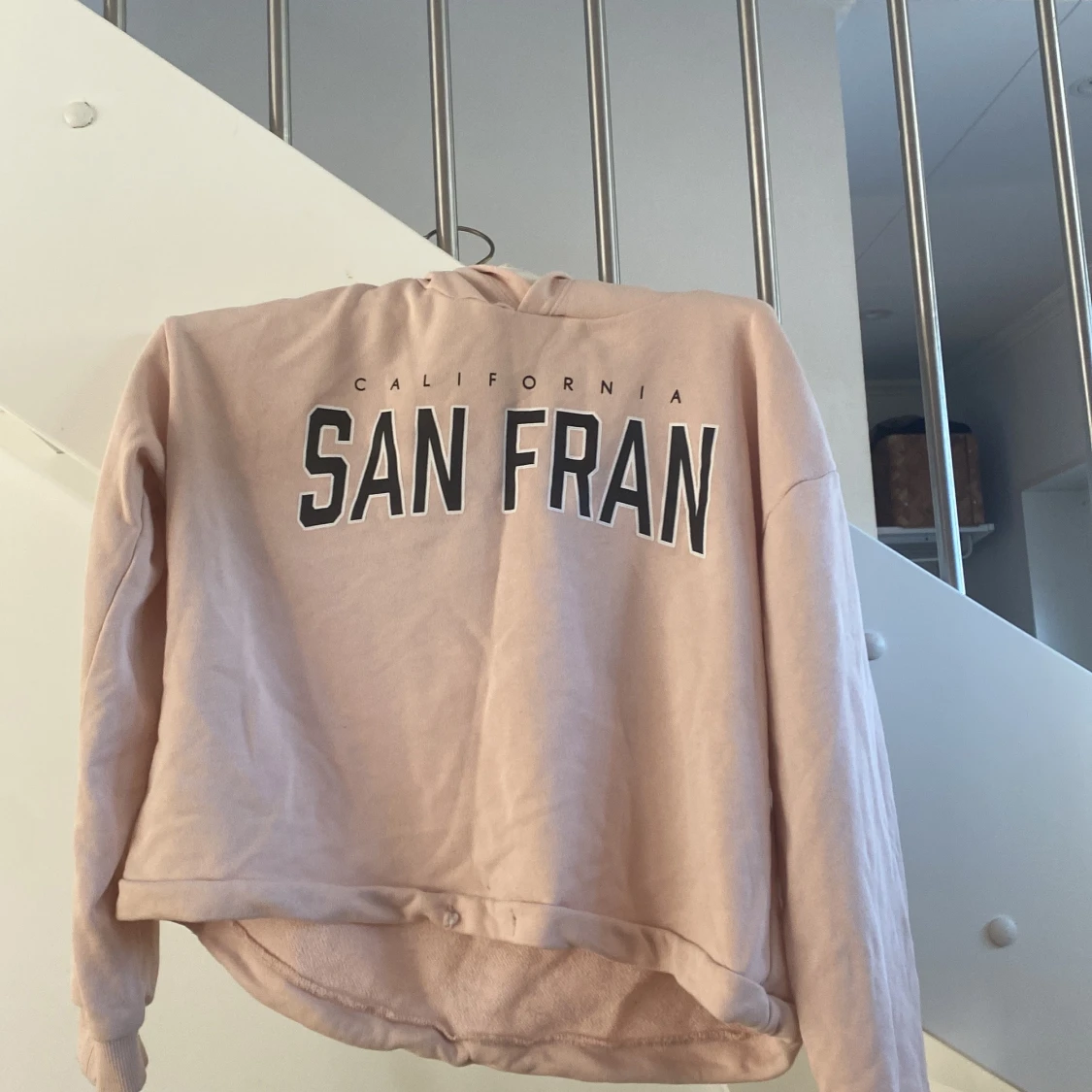 Ljusrosa hoodie med SAN FRAN-tryck från H&M - 3