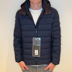 Colmar jacka - Colmar jacka herr | Skick: 9/10 | EU 50/M | Fraktar via postnord eller instabox på köparens bekostnad | Hör av dig vid minsta fråga eller fundering! 