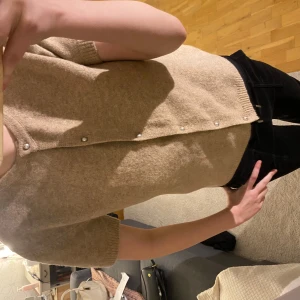 Beige kortärmad kofta  - Säljer en beige/ljusbrun stickad kortärmad kofta! Använd 2 gånger och i mycket bra skick💞köpt för 600 kr