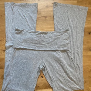 Grå mjukisbyxor från 157 - Superbekväma grå mjukisbyxor från 157 med bred resår i midjan och raka, vida ben. Perfekta för en avslappnad stil och tillverkade i mjukt bomullsmaterial.