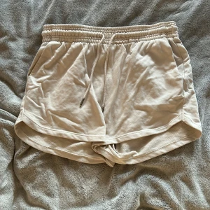 Shorts - Vita mjukisshorts.