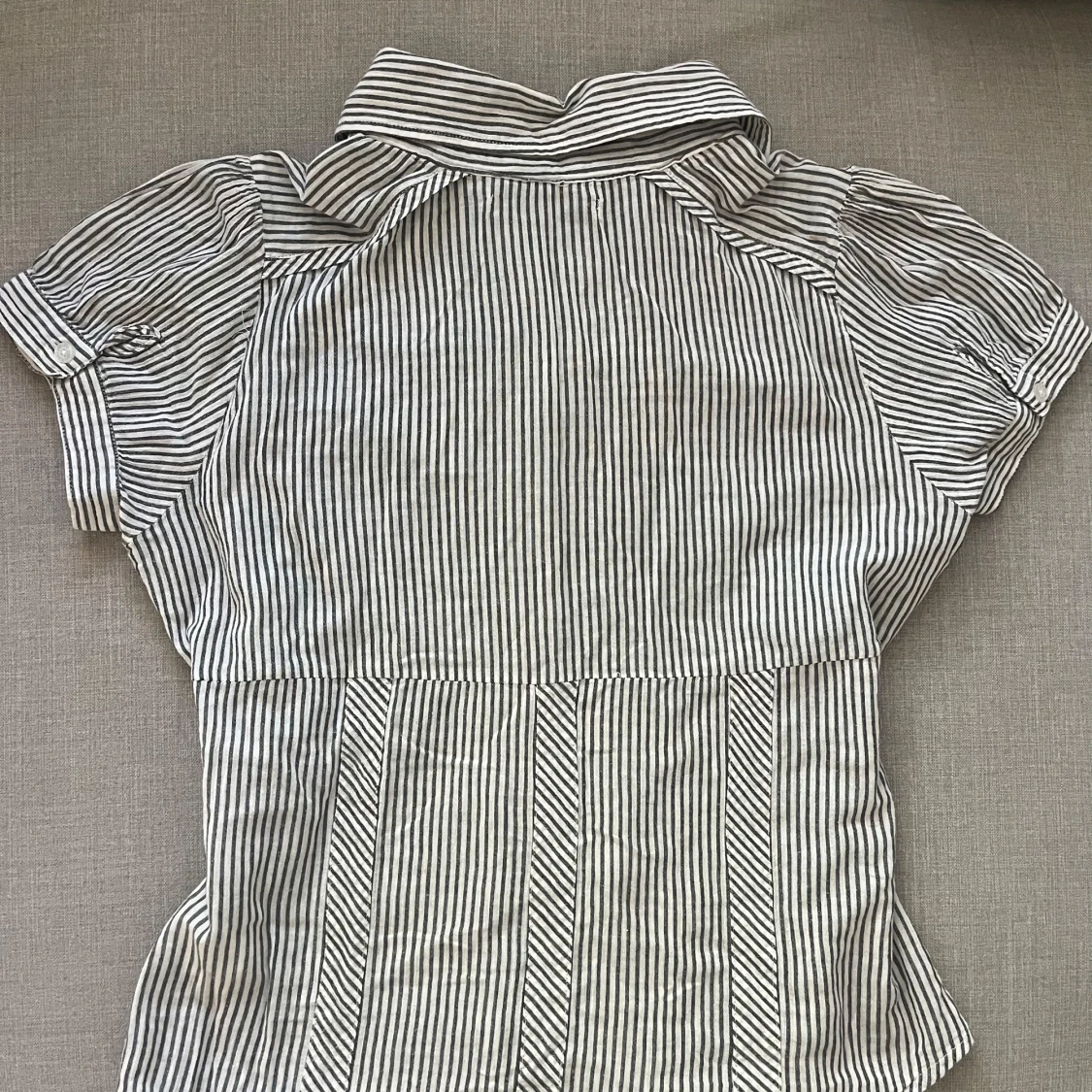 Randig kortärmad skjorta  - 1