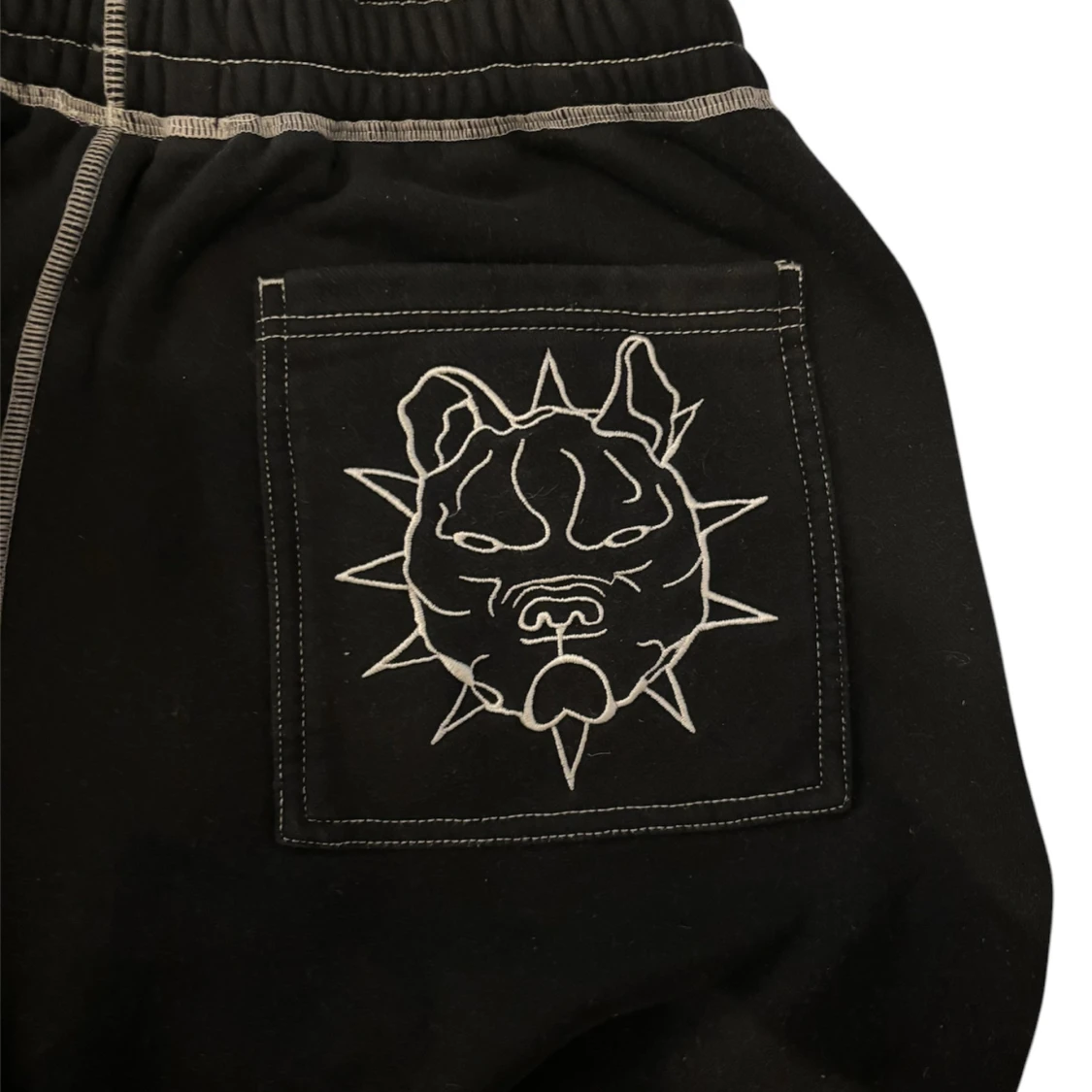 Svarta shorts med vit brodyr och kontrastsömmar från Seams  - 2