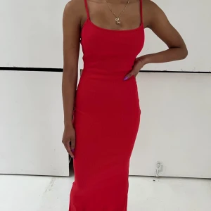 Röd ribbad långklänning med smala axelband - Design by si klänning xs/s nyskick