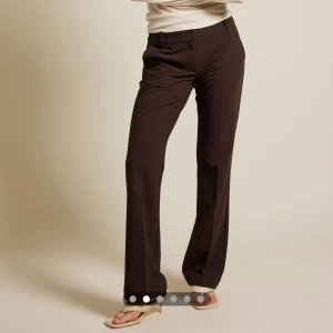 Bruna kostymbyxor  - Snygga bruna kostym byxor från Bik bok. Har ej använt de då de ej passar mig.