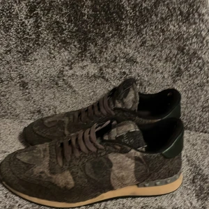 Sten-springare (valentino) - Riktigt dåligt skick 1/10. Alla pris förslag är mycket välkomna! Riktigt dåliga i största allmänhet men däremot äkta! (Vi avvecklar nu, därför lägger vi upp dessa och därmed priset)