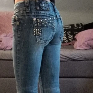Miss me Jeans - Säljer ett par jätte snygga lågmidjade miss me jeans då de tyvärr är för korta för mig. Är i storlek 24 och är bootcut.
