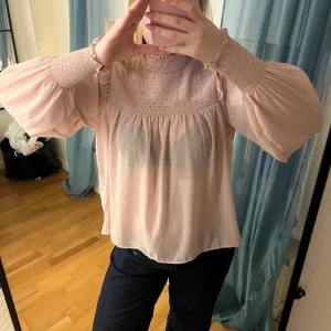 Rosa blus🩷 - Så vacker blus från bikbok, med fina detaljer🩷 sparsamt använd! Blusen är lite genomskinlig så vill man ej att Bh ska synas rekommendera jag en annan färg än svart på bh! Perfekt både till vardags och till fest!