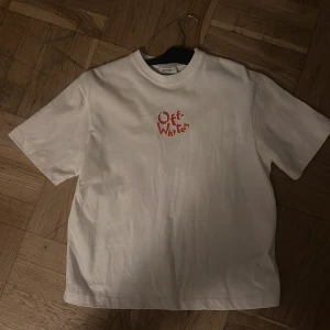 Off White T shirt - Knapp använd nytt skick pris kan diskuterad