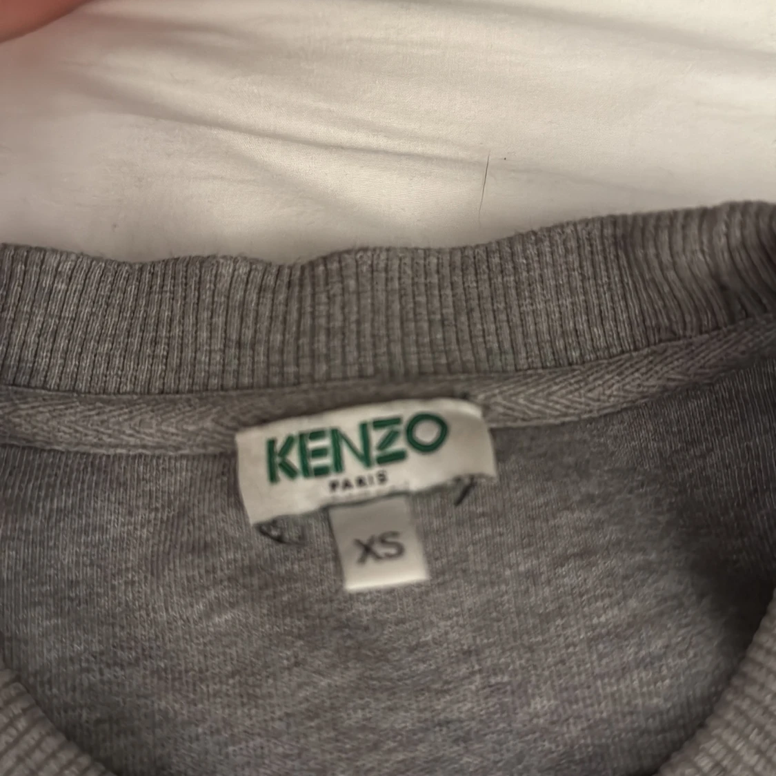 Grå sweatshirt med tigerbroderi från Kenzo - 1
