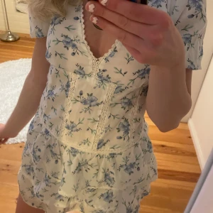 Superfin klänning - Säljer denna superfina klänningen som liknar den ifrån Zara❣️