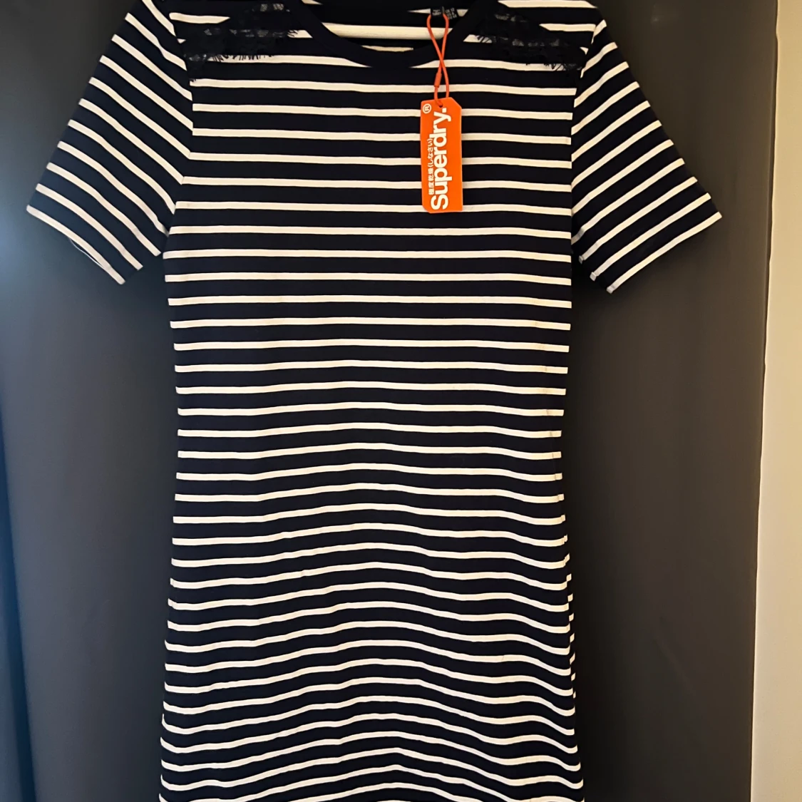 Randig klänning med spetsdetalj från Superdry