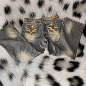 Snygga baggy byxor❤️ - Super fina baggy byxor med knapp på bakgickorna. Innerbenslängden är 80cm totalängden är 108cm och midjan 80cm. Säljer då de var förstora för mig :) ❤️