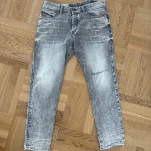 Diesel grå jeans   - Säljer ett par grå tvättade jeans från Diesel, tapered fit. Storlek 30/30. Bara att fråga för fler bilder eller eventuella frågor