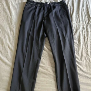 Filippa K Byxor - Säljer dessa fina byxor då det inte kommer till användning.  Storlek 48. Skick 9/10   Vid fler frågor tveka inte på att höra av dig Mvh Ludde