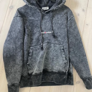  Saint Laurent Hoodie - Säljer min rikigt feta Saint Laurent hoodie. Väldigt sällsynt och är i toppskick. Storlek XS men sitter mer som en S-M. Är lite kort på mig som är 183  Har inte kvitto dessvärre men är självklart autentisk.✅ 