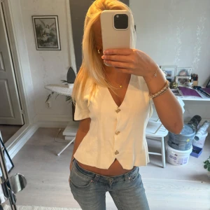 Vit blus  - Supersöt topp i fint skick som inte kommer till användning🤗 