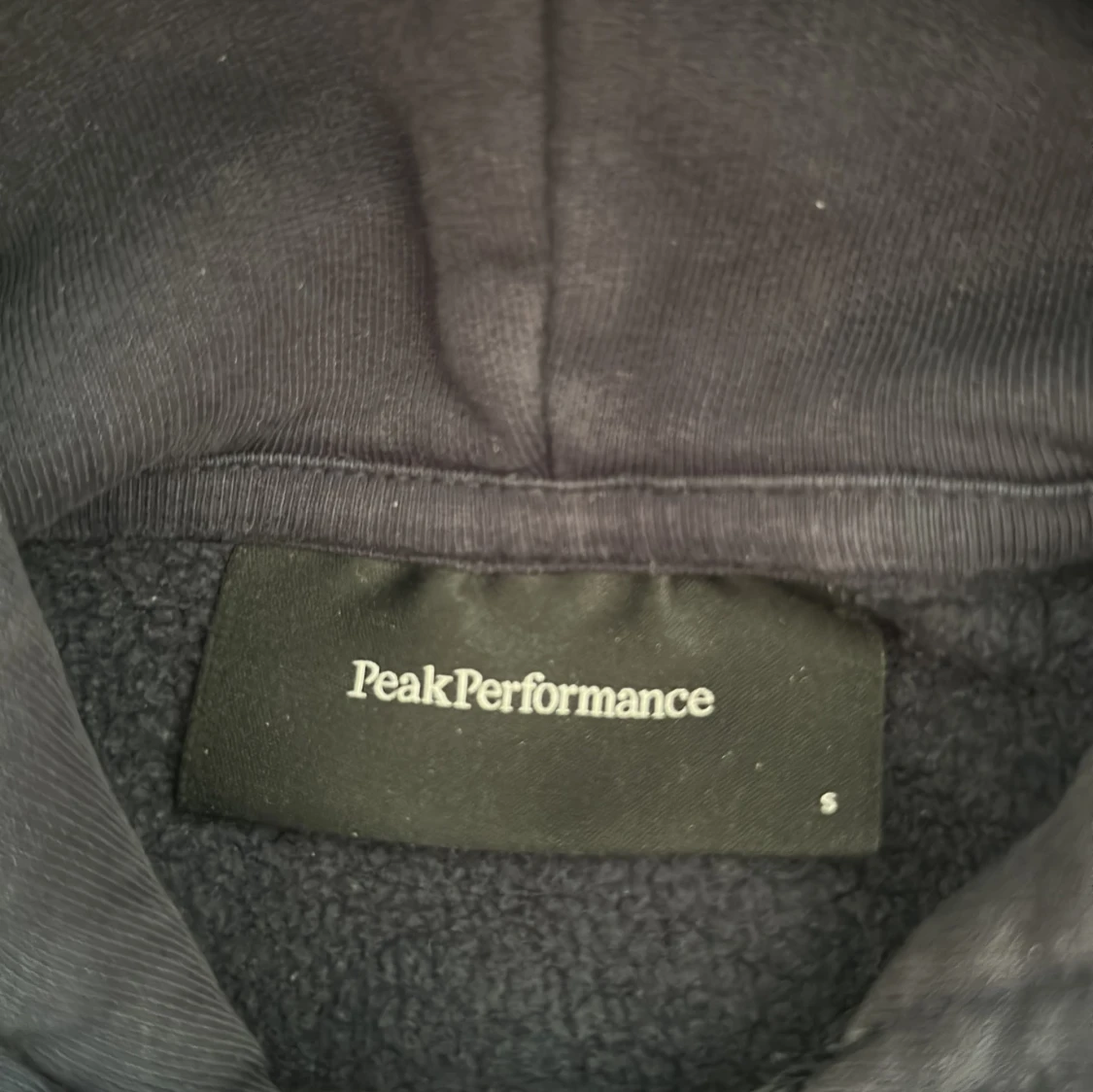 Mörkblå hoodie från Peak Performance - 2