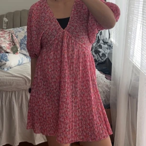 Zara klänning - Säljer denna urgulliga klänningen! Den är luftig och i mycket fint skick!! Stretchigt material😇💓