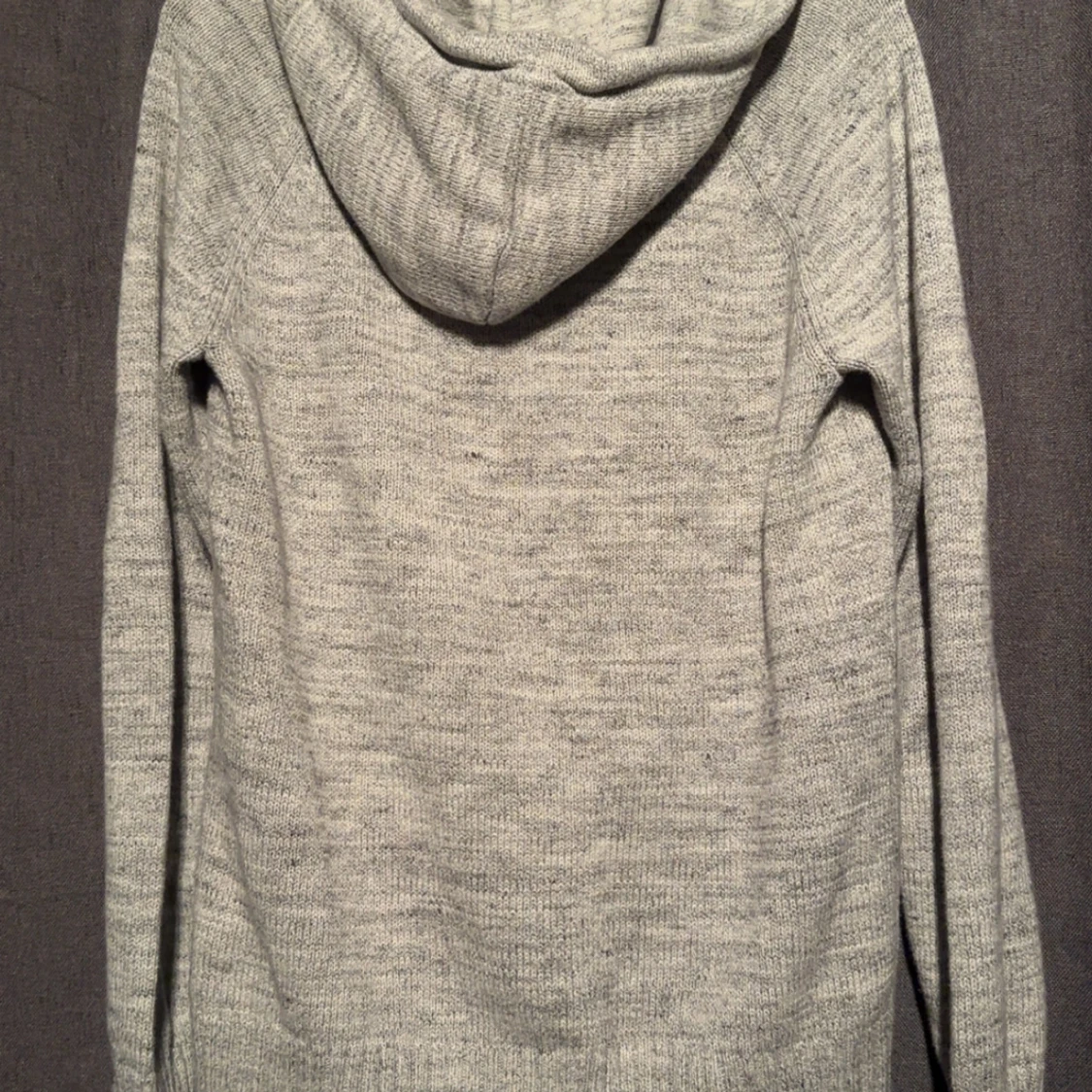 Ljusgrå stickad hoodie med knappar - 1