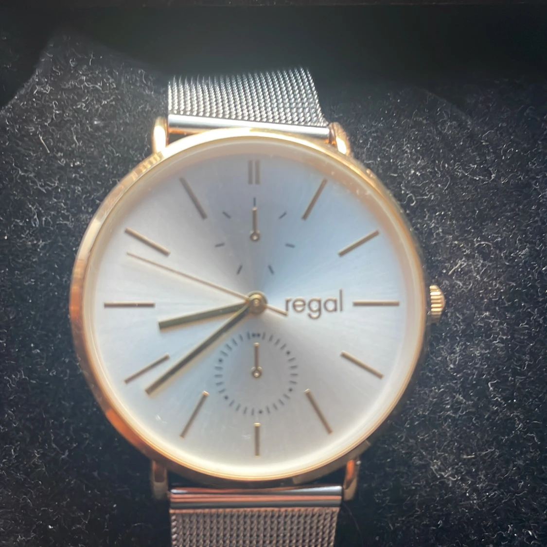 Silverfärgad klocka från Regal med meshband - 1