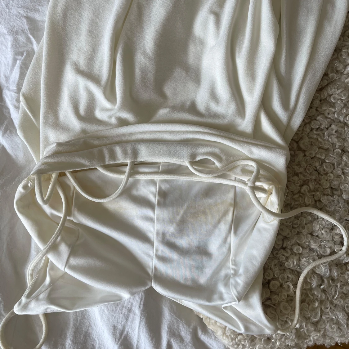 Vit klänning med fina detaljer på ryggen  - 3