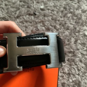 Svart skärp med H-spänne  - Helt nytt bälte, aldrig ens testat