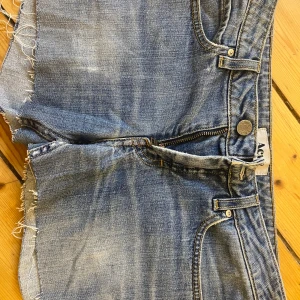 Blå jeansshorts med fransar - Säljer dessa as snygga shorts från Acne! Säljer dom då de tyvärr är försmå på mig! Jag köpte de på en loppis och har endast testa de 1 gång. Det finns en smitning på den vänstra backfickan men det gör ingen skillnad när man har på sig de, utan blir mer som en snygg detalj💖