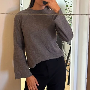 Tröja  - Säljer denna sjukt snygga tröja! Väldigt skön och i en fin brungrå färg. Ärmarna är vida så att tröjan känns väldigt luftig! Kan skickas eller hämtas i Stockholm🤎