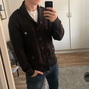 Stickad cardigan - Okänt märke som visas på bild 2. Storlek M. Jag är 182 och väger 80kg. Kom gärna dm om du har några funderingar och kolla gärna in mina andra plagg i min profil!