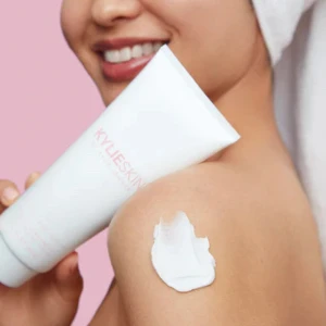 Ny! KYLIE SKIN Coconut Body Lotion - Ny! KYLIE SKIN Coconut Body Lotion är en återfuktande kroppslotion i en vit tub med rosa text. Den har en lätt, krämig formula som snabbt absorberas och lämnar huden mjuk och återfuktad. Doftar fräscht av kokos och passar perfekt för daglig användning. Nypris 379:-