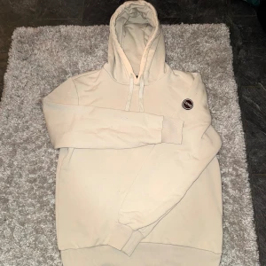 Colmar hoodie - Säljer en colmar hoodie som tyvär har lite missfärgningar vid kragen! Hör av dig för fler bilder osv! Riktigt sigma tröja🐺 har en ganska tydlig fläck på hakan av hoodien och lite på armen