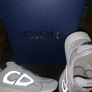 Dior b30 - Nya Dior b30 aldrig använda skulle verkligen rekommendera nu inför sommaren, skick 12/10, jätte sköna, stilrena, funkar perfekt för varje outfit, säljer på grund av att dom är för små, pris kan diskuteras, det är bara att ställa frågor.