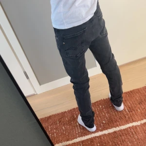 Gråa slim jeans replay - Replay jeans • färg grå • slim fit • skick 9/10 • hör av dig vid funderingar ! Storlek W30 L34