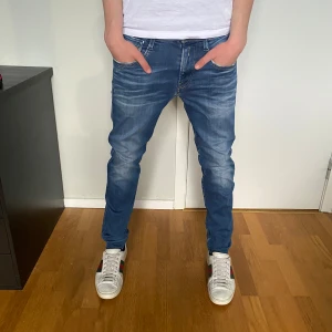 Replay anbass - Tja säljer dessa feta replay anbass, mitt pris 599 ny pris runt 1800!!! Priste är diskuterbart, inga större   d-efekter och storleken är 29:30