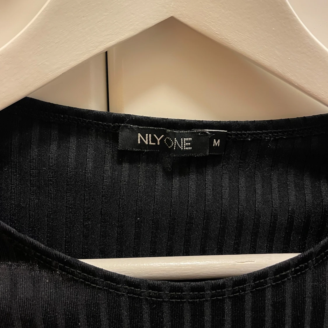 Svart ribbad croppad topp från NLY One - 2