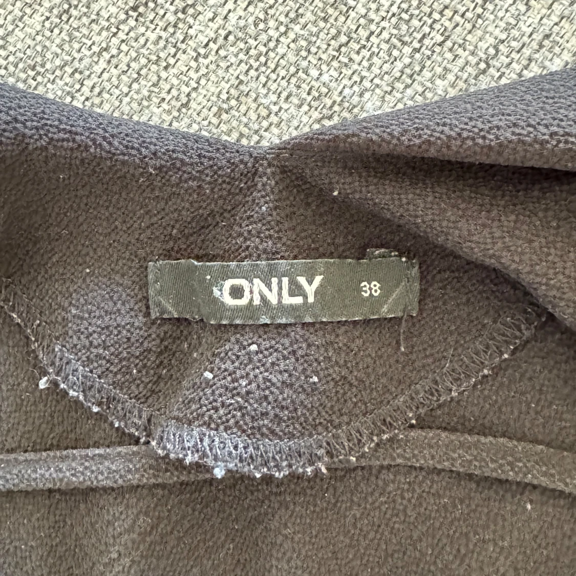 Svart v-ringad topp från ONLY - 2