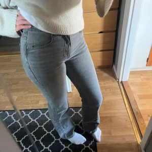 Grå bootcut jeans från Weekday - Säljer ett par grå jeans från Gina tricot med bootcut/rak-passform. Jeansen har klassisk femficksdesign, dragkedja och knapp i midjan samt raka ben som släpper ut lite nertill. Perfekta för dig som gillar en tidlös look.de är lite slitna i fickorna och nere på sömarna. Jag har endast använd jeansen ett fågel gånger💗