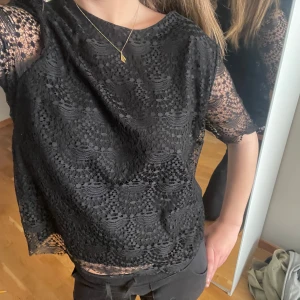 Spets blus  - en jätte snygg svart spets blus ifrån lager 157, i storlek L men sitter såhär på mig som vanligtvis har S, skriv för frågor!!💕