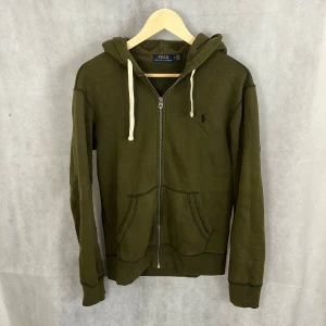 Ralph Lauren zip hoodie  - Riktigt soft raffe hoodie. Storlek S, modellen är 185, väldigt fint skick.