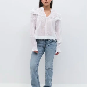 lågmidjade jeans - Ett var ljusblå lågmidjade jeans från Gina Tricot som är helt oanvända💙🤍